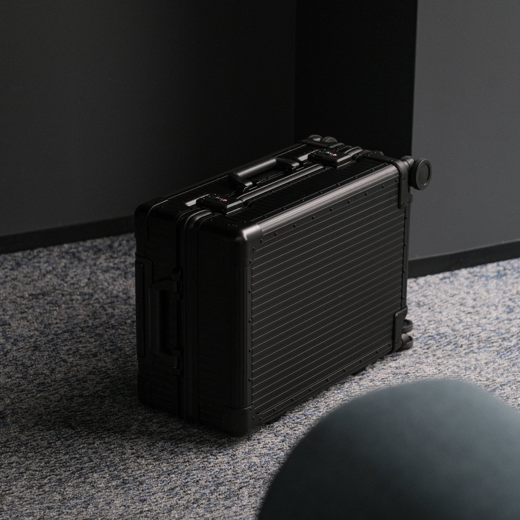 Aluminum Suitcase OP.13 (Black) - OPUS